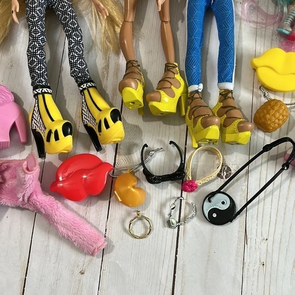Bratz Doll Bundle and Accessories - Picture 6 of 10